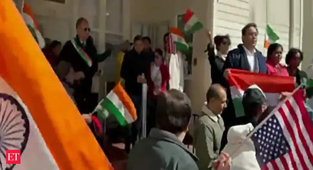 US: Indians gather in solidarity outside Indian consulate in San Francisco after attack by Khalistan radicals