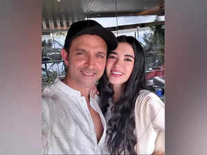 Hrithik Roshan responds to girlfriend Saba Azad's latest photos in sequin saree, says ‘I see you’