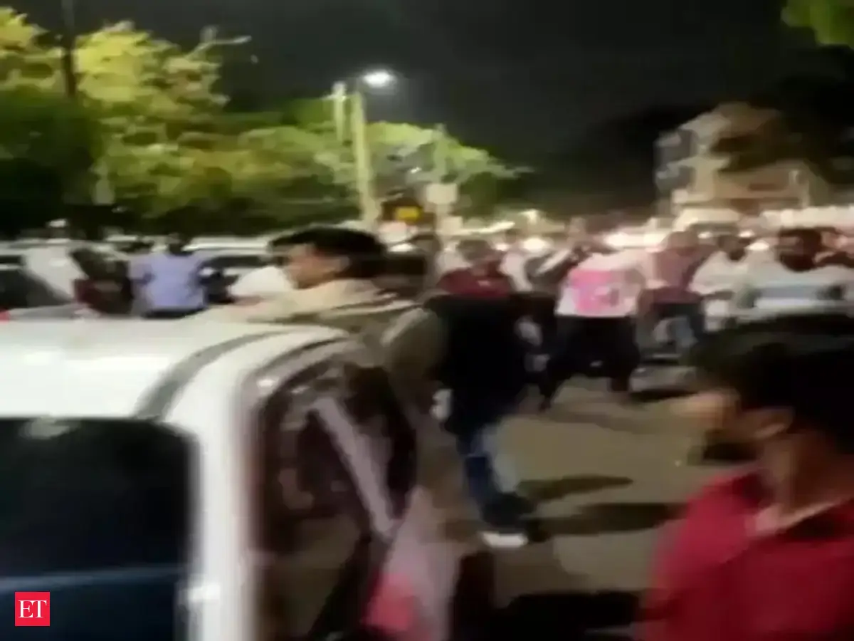 indira vikas colony: Delhi: Scuffle breaks out between police officials ...
