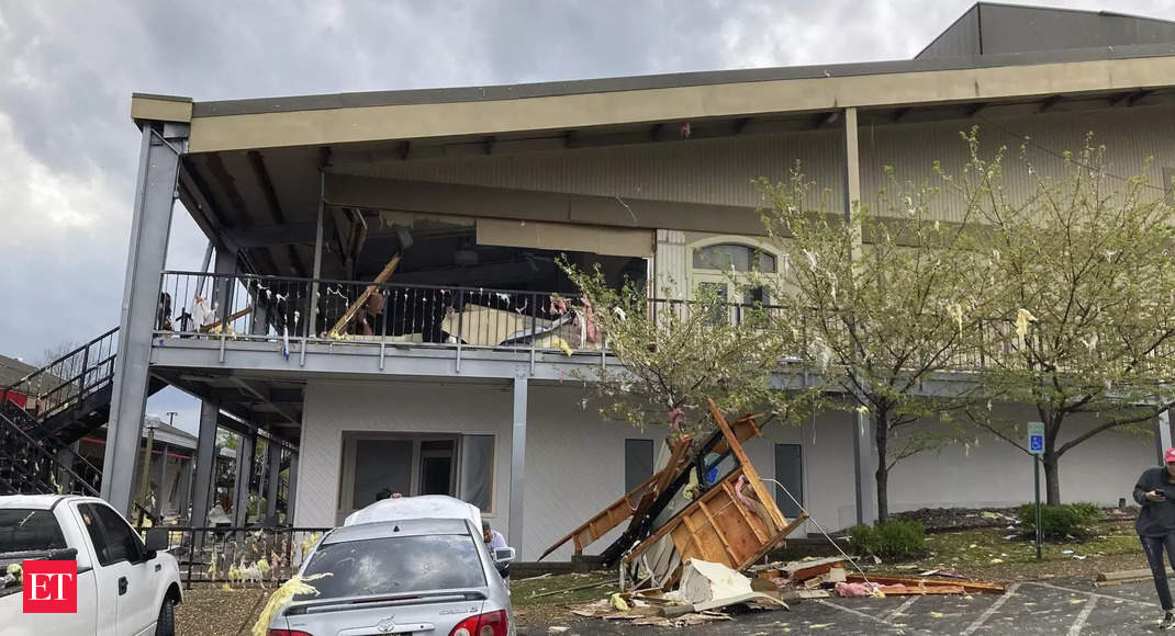 Tornado pummels Arkansas capital, injuring 24 people