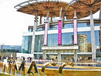Jio World Plaza launch: Mukesh Ambani, Nita Ambani praise Isha Ambani at  luxury mall's opening, watch videos