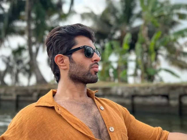 ​Vijay Deverakonda​ shared an easy-breezy picture from his boat ride.