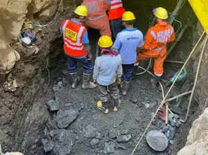 Efforts on to rescue MP boy stuck in borewell