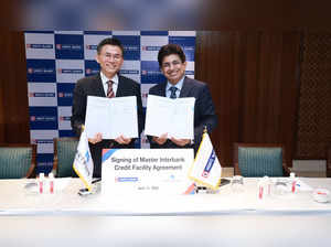 Mr. Choun-Jae Lee, Director General, Head of Interbank Finance Department, Korean EXIMbank and Mr. Arup Rakshit, Group Head Treasury, Sales, Analytics & Overseas Business, HDFC Bank Limited at the signing ceremony 