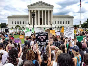 US: Supreme Court 'temporarily' restores availability of common abortion pill