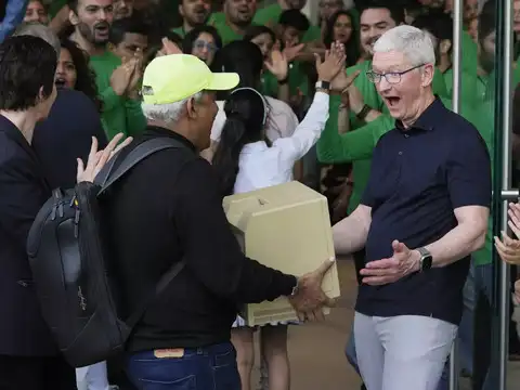 Reacts on ​seeing an old Macintosh machine