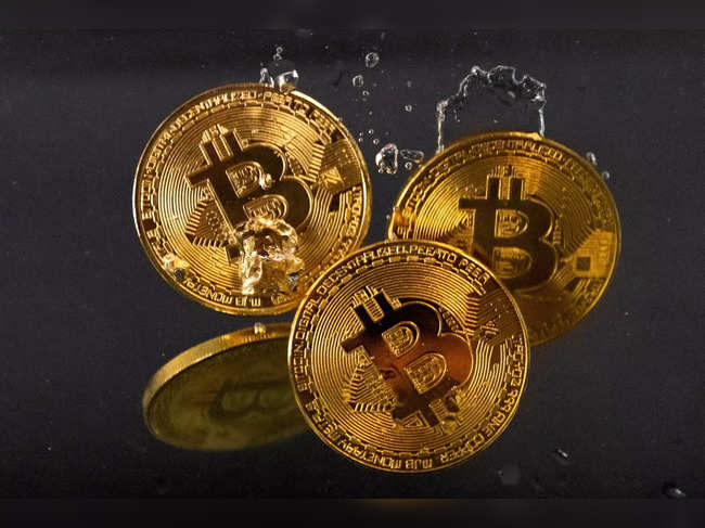 FILE PHOTO: Illustration shows representation of cryptocurrency Bitcoin plunge into water