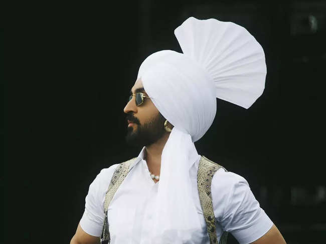 Diljit Dosanjh urged his fans to not spread negativity and fake news.​
