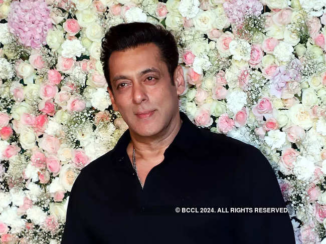 ​Ahead of the award ceremony, Salman Khan shared a picture from the set of the event.​