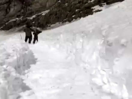 Uttarakhand: Indian Army clearing snow from Hemkunt Sahib route in Chamoli, watch! - The Economic Times Video | ET Now