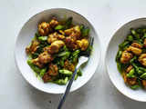 Add a spicy twist to you weekend with turmeric-black pepper chicken & asparagus