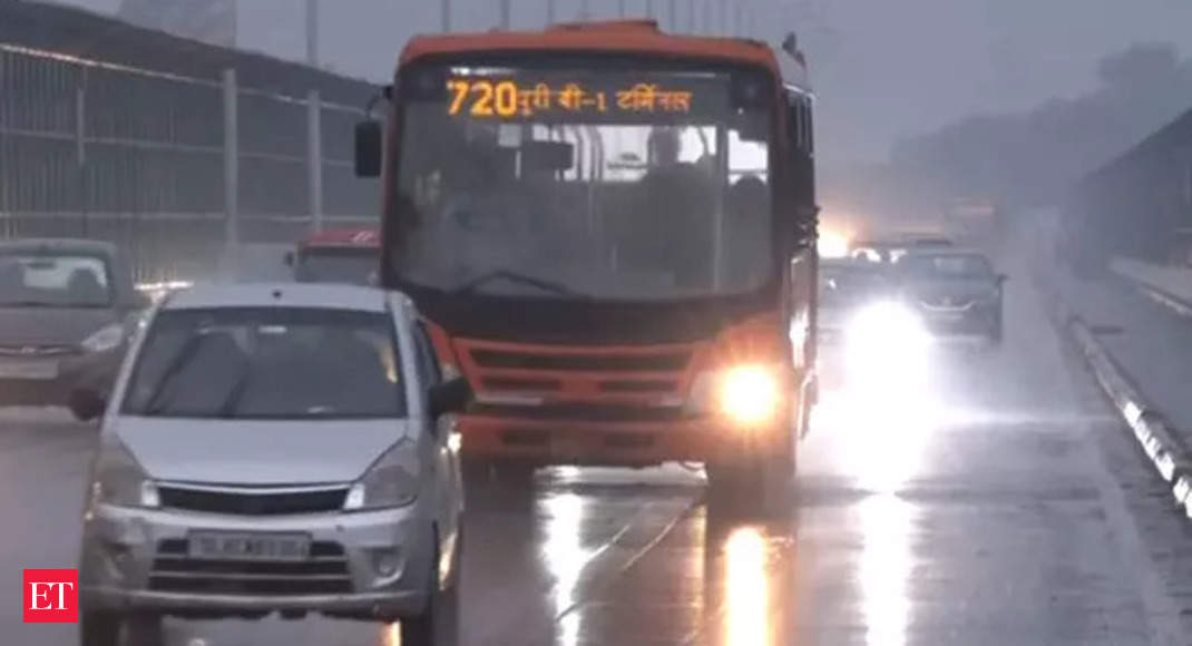 Light rain lashes parts of Delhi; brings temperature down