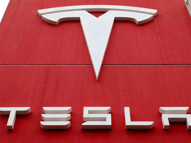 Tesla's plunge drags valuation below $500 billion