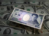 Yen set to snap 3-week losing streak on bank jitters, dollar slips