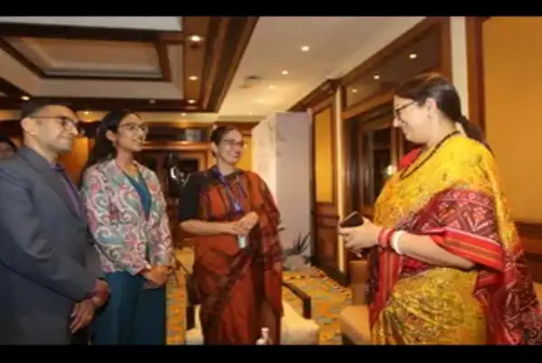 ​Smriti Irani and Kaamya Karthikeyan with her parents connecting over shared perspectives.
