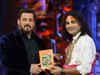 Bigg Boss 18: Salman Khan gets ‘Bhagwat Gita’ from special guest, 1st episode to reveal 2 finalists:Image