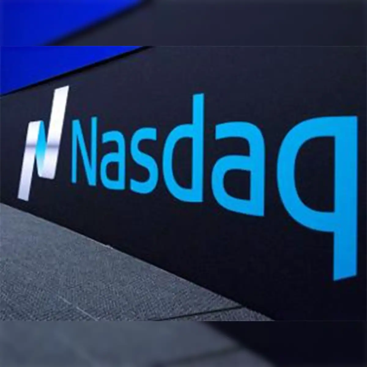 nasdaq crashes 500 points today why is the nasdaq sliding more than 2 as tech stocks tumble is the us stock market in deep trouble amid the iran war