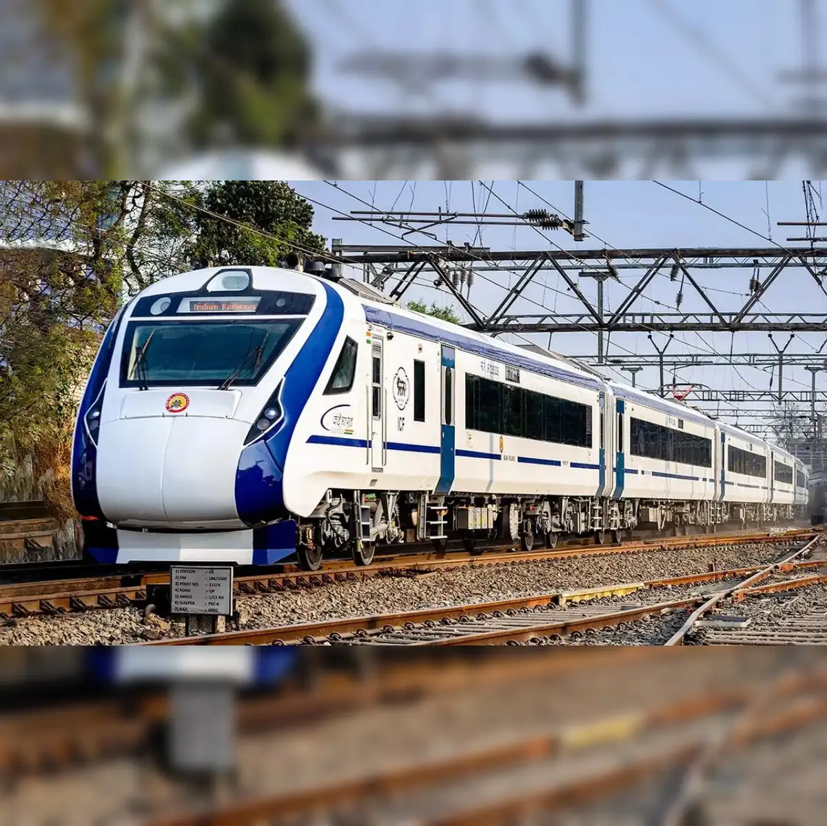 https://img.etimg.com/thumb/width-1200%2Cheight-1200%2Cimgsize-191026%2Cresizemode-75%2Cmsid-124569303/industry/transportation/railways/india-to-develop-vande-bharat-4-0-high-speed-corridors-for-future-exports-ashwini-vaishnaw.jpg
