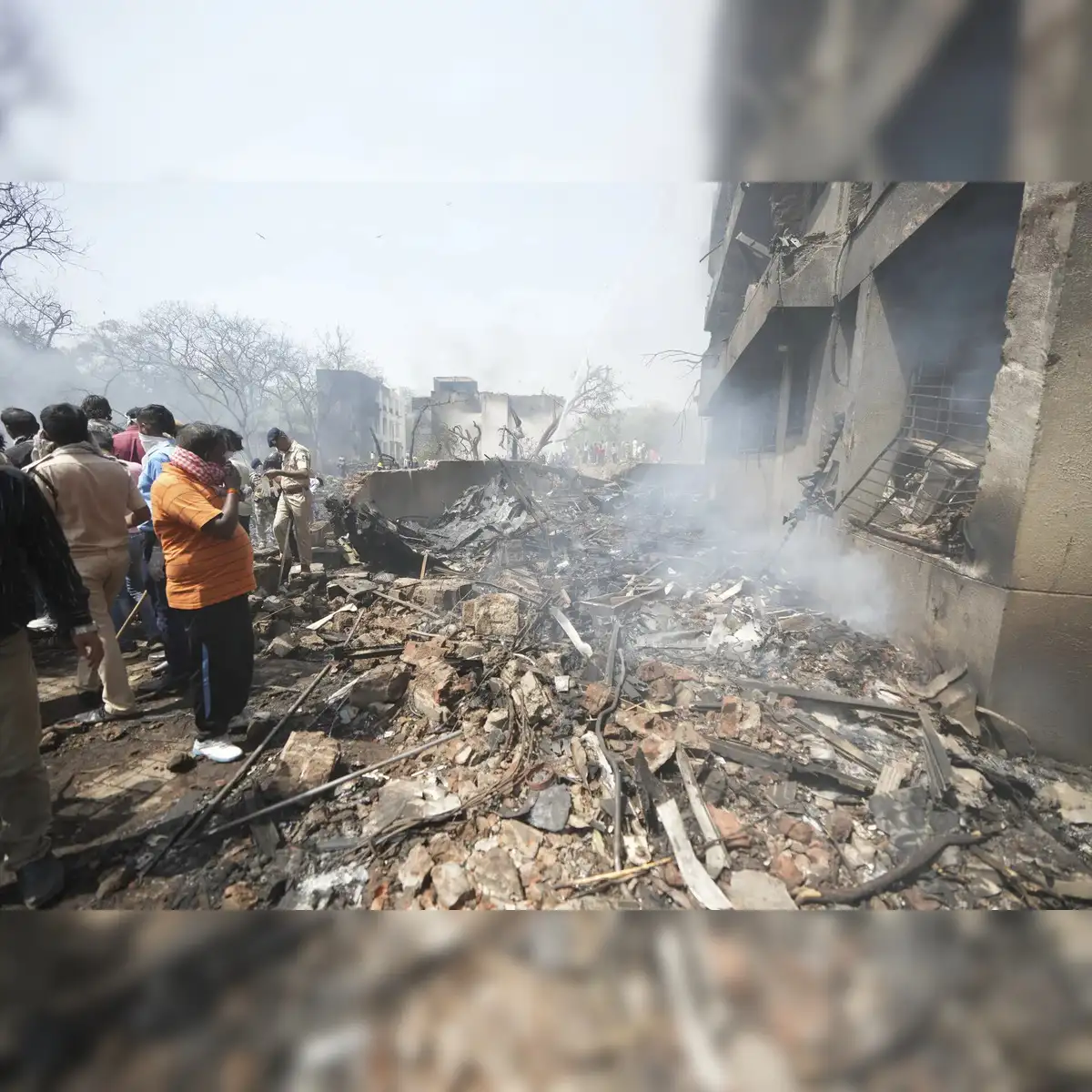 https://img.etimg.com/thumb/width-1200%2Cheight-1200%2Cimgsize-275376%2Cresizemode-75%2Cmsid-121803014/news/new-updates/ahmedabad-plane-crash-google-earth-imagery-shows-exact-location-of-aircrafts-take-off-crash-site-in-meghaninagar-watch-video.jpg