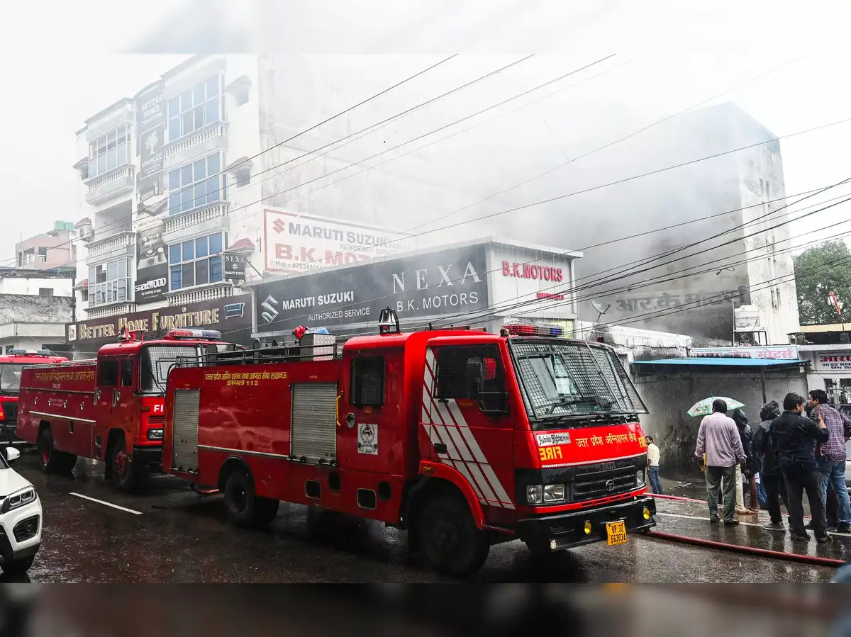 https://img.etimg.com/thumb/width-1200%2Cheight-900%2Cimgsize-312520%2Cresizemode-75%2Cmsid-125182716/news/india/hydrogen-chloride-gas-leaks-from-cylinder-swift-action-by-firefighters-averts-disaster.jpg