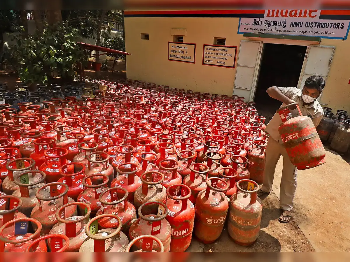 https://img.etimg.com/thumb/width-1200%2Cheight-900%2Cimgsize-376458%2Cresizemode-75%2Cmsid-129491878/industry/energy/oil-gas/india-lpg-supply-shortage-fuels-inflation-fear-as-iran-war-widens-hotels-closed-cooking-gas-costs.jpg