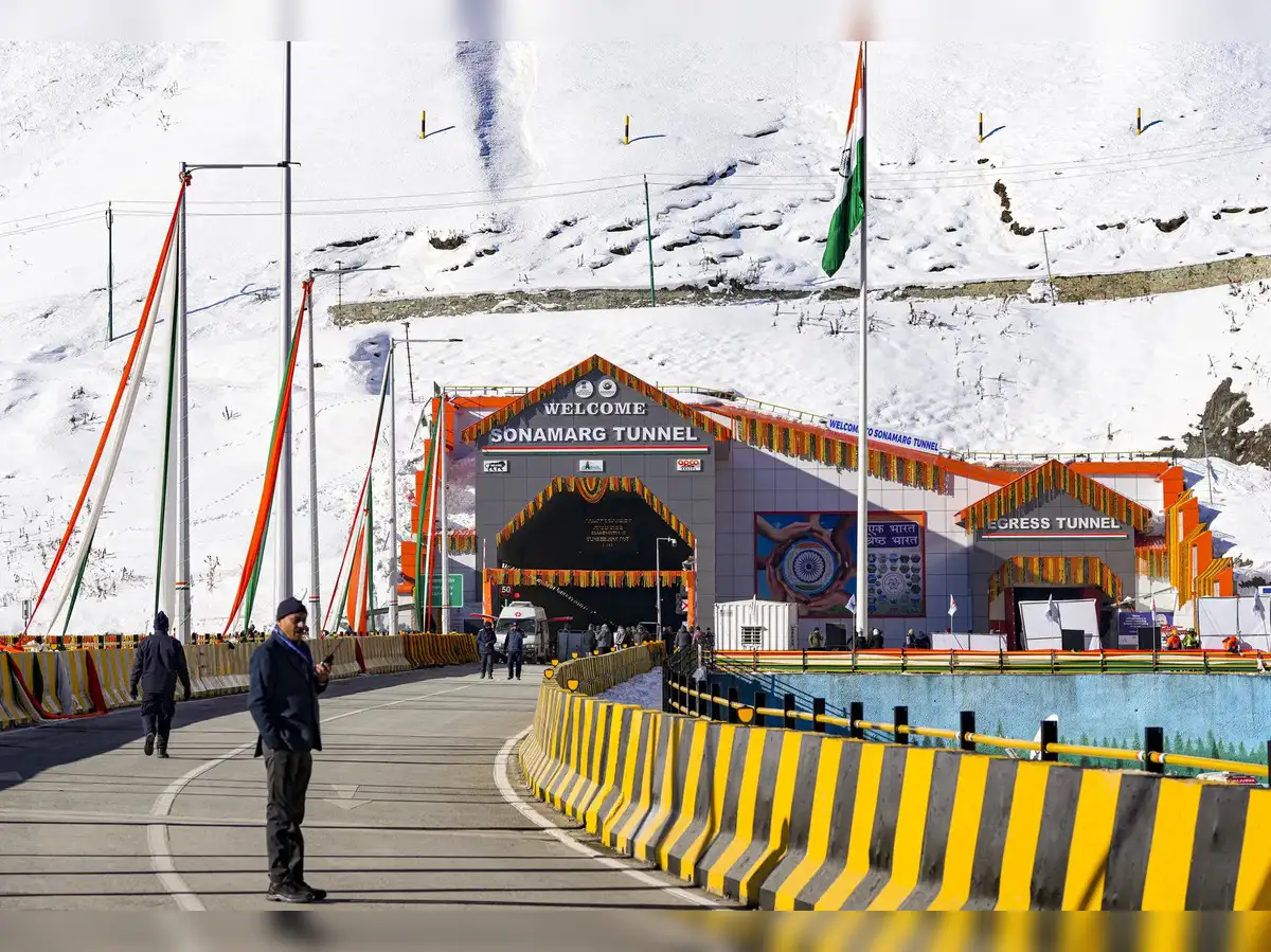 https://img.etimg.com/thumb/width-1200%2Cheight-900%2Cimgsize-413412%2Cresizemode-75%2Cmsid-117194767/news/economy/infrastructure/modi-inaugurates-rs-2700-crore-all-weather-sonamarg-tunnel-in-jammu-kashmir.jpg
