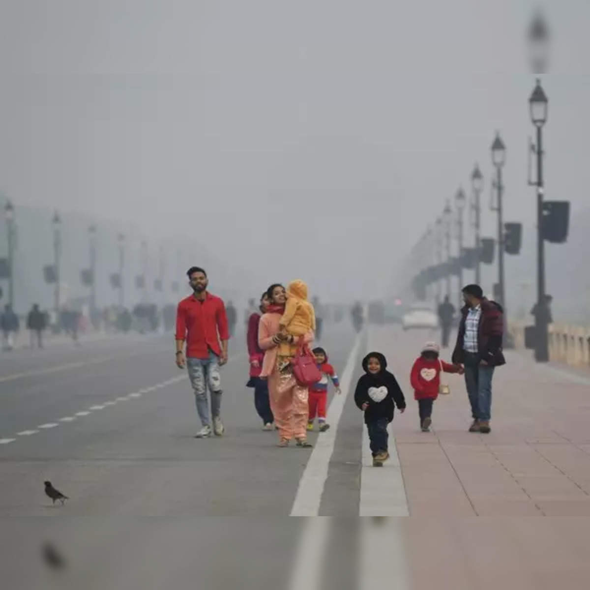 https://img.etimg.com/thumb/width-1200,height-1200,imgsize-10490,resizemode-75,msid-106414424/news/india/cold-weather-conditions-prevail-in-delhi-ncr-mercury-to-plunge-further-in-first-week-of-jan-2024-imd.jpg