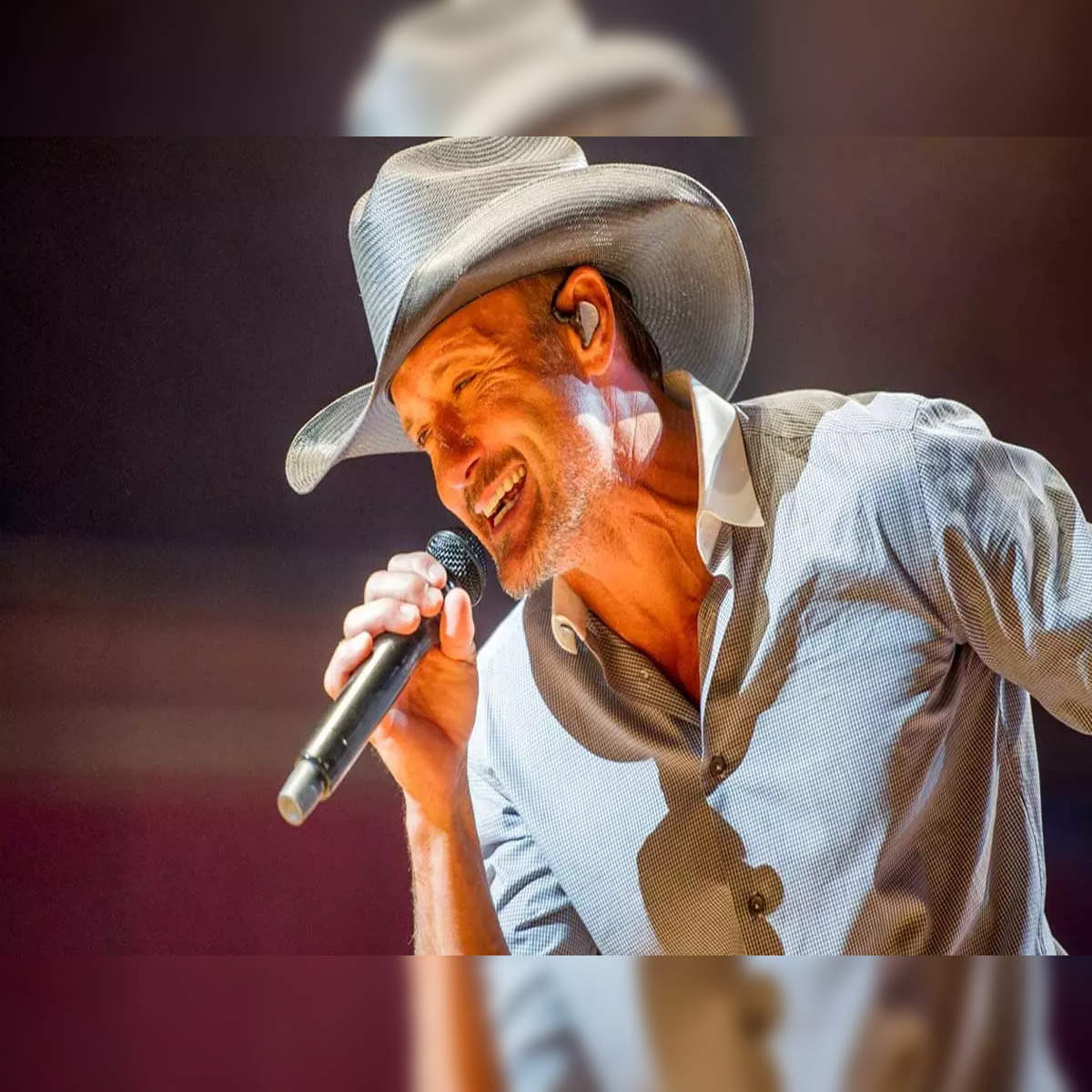 Tim McGraw falls off stage during concert, uses moment to bond with fans