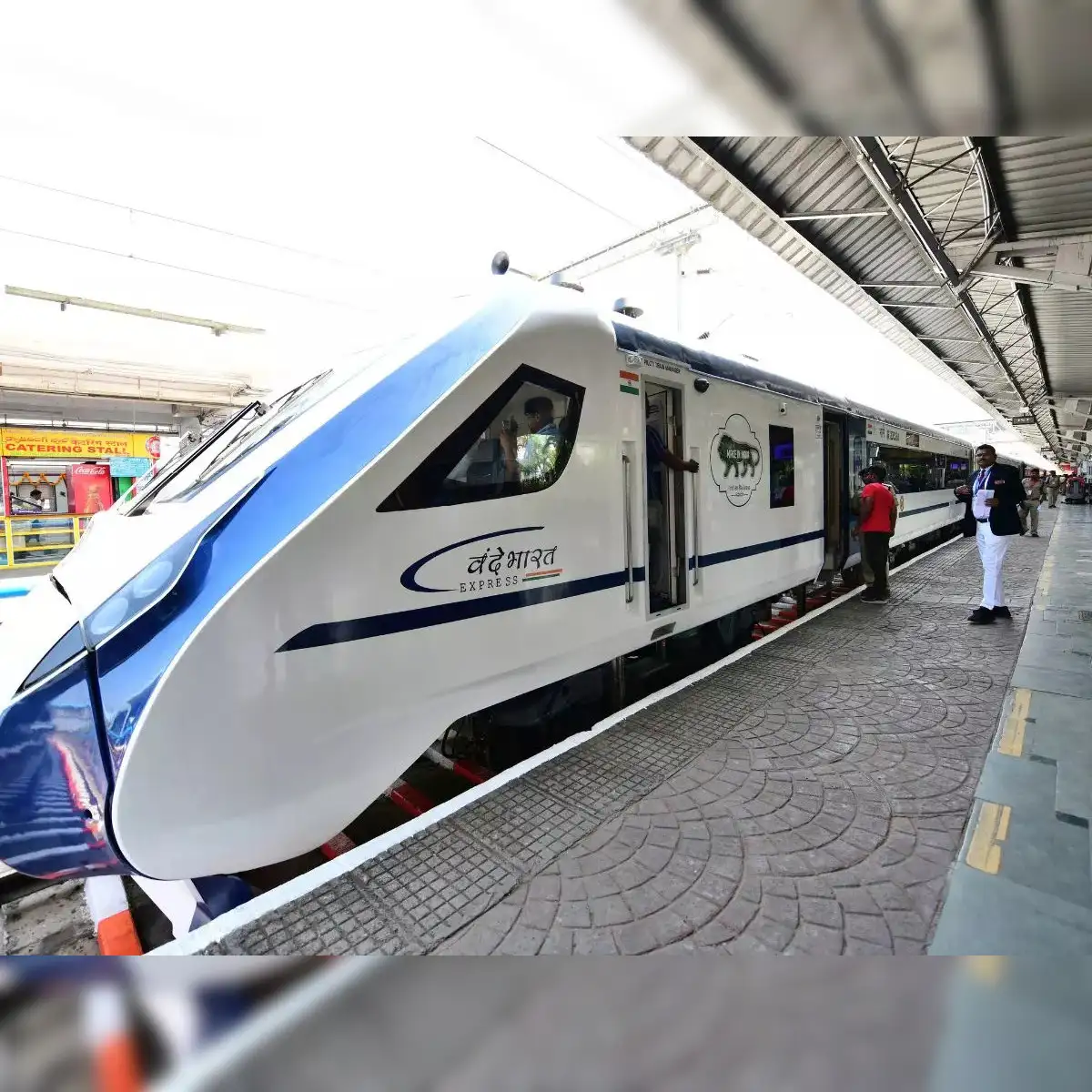 वंदे भारत एक्सप्रेस: रेलवे कम यात्रियों वाली कुछ वंदे भारत ट्रेनों के किराए  की समीक्षा कर रहा है: सूत्र - द इकोनॉमिक टाइम्स