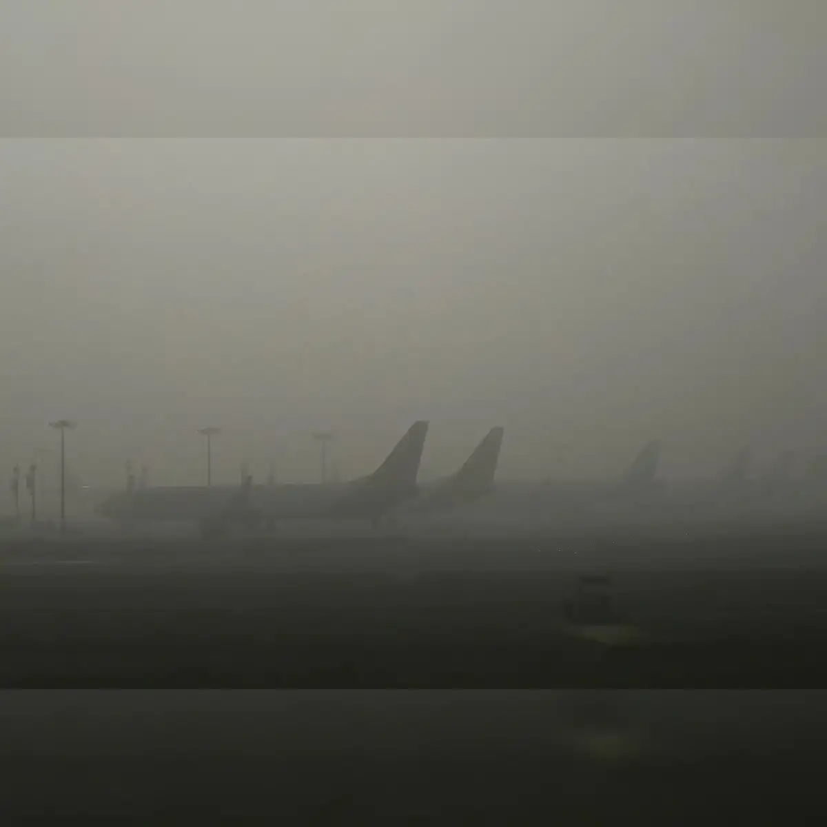 Delhi IGI airport issues advisory amid IMD's dense fog warning - The  Economic Times
