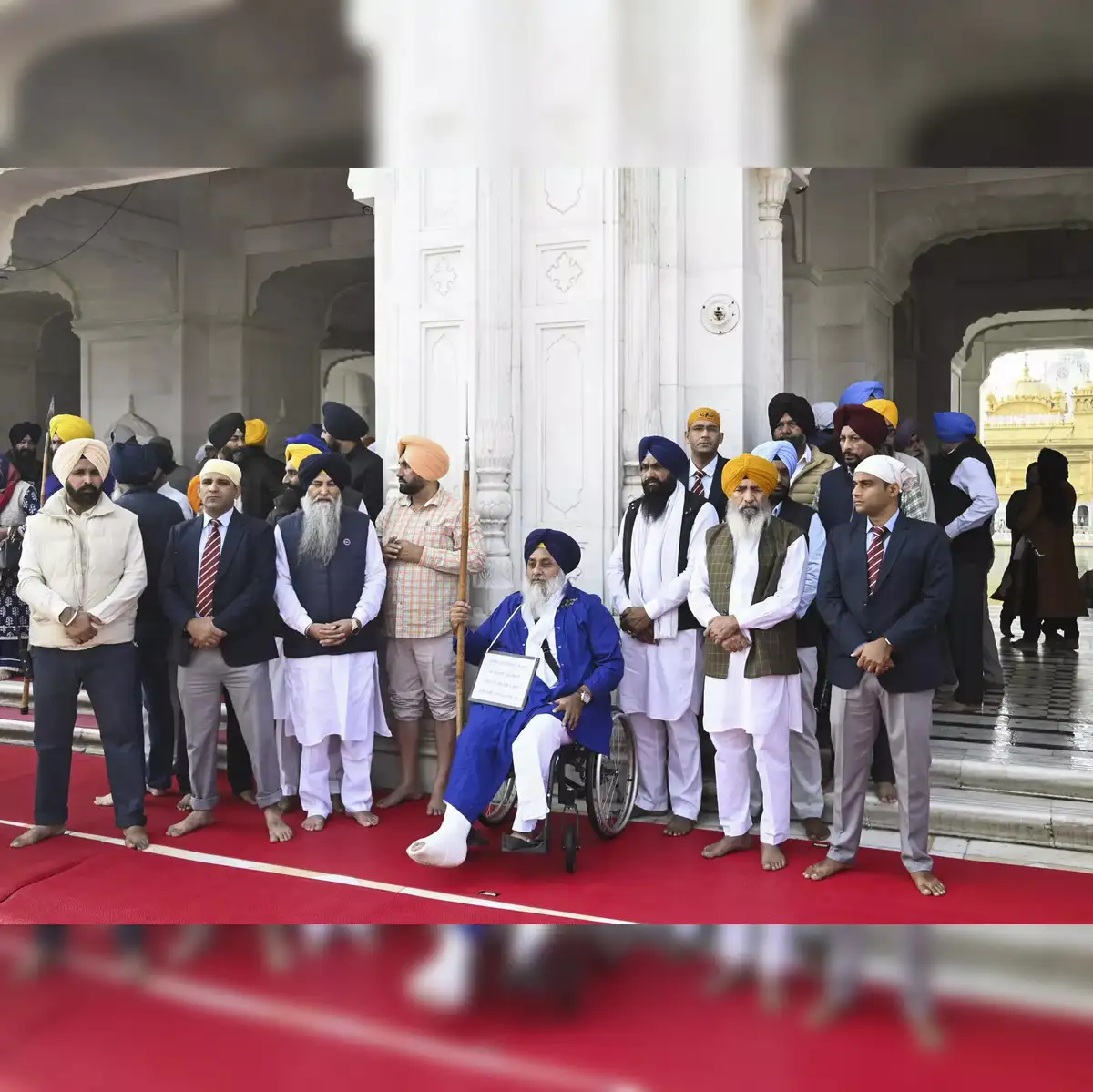 Sukhbir Singh Badal, Sukhdev Dhindsa begin penance at Golden Temple; stand  guard at entrance - The Economic Times