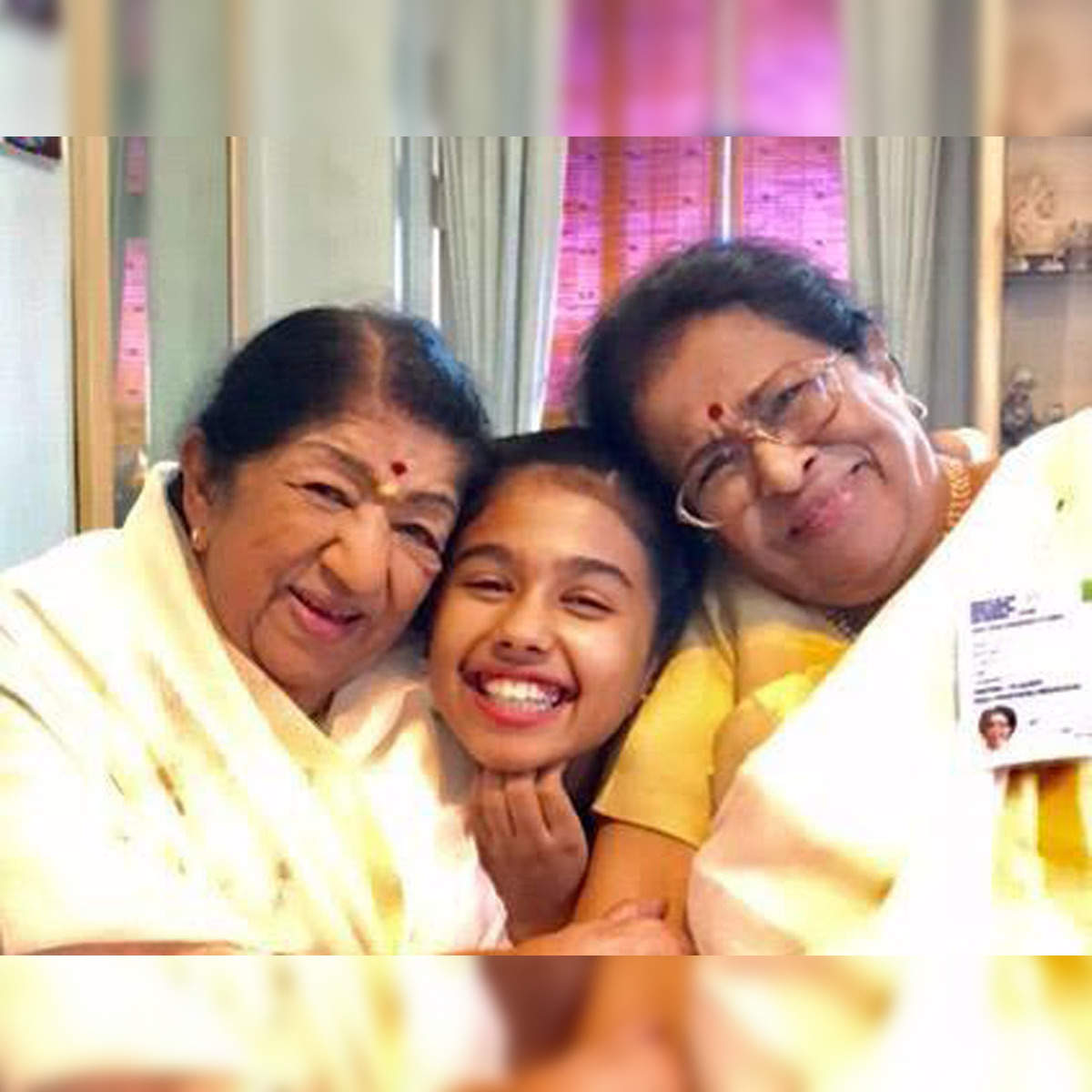 Lata Mangeshkar: A gift for my sister: Lata Mangeshkar unveils Hindi  translation of memoir penned by singer Meena Khadikar - The Economic Times