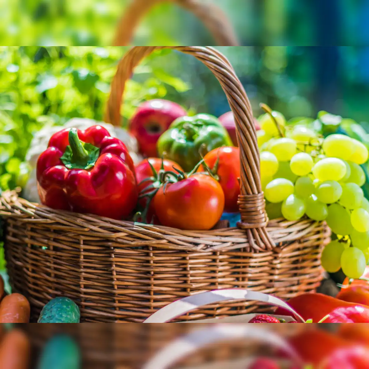 gucci: Photos of Gucci & Bvlgari delivering veggies to customers