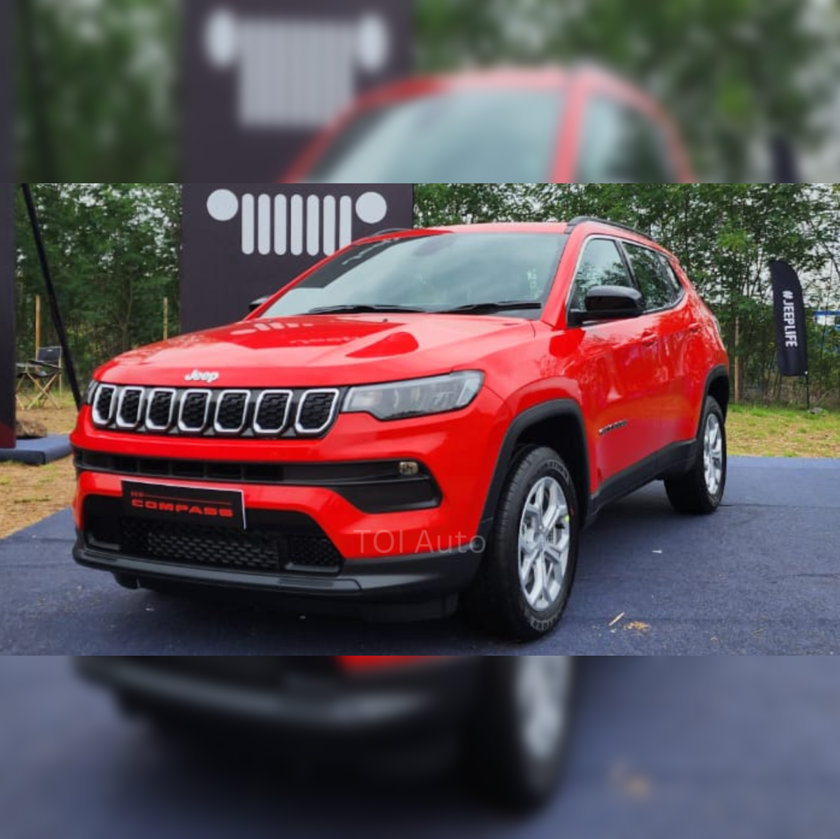 https://img.etimg.com/thumb/width-1200,height-1200,imgsize-1946663,resizemode-75,msid-103713515/industry/auto/cars-uvs/jeep-india-launches-2023-compass-4x2-prices-reduced-by-up-to-rs-6-lakh.jpg
