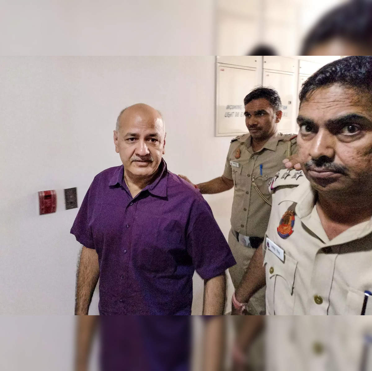 AAP says policeman 'misbehaved' with Manish Sisodia, Delhi Police