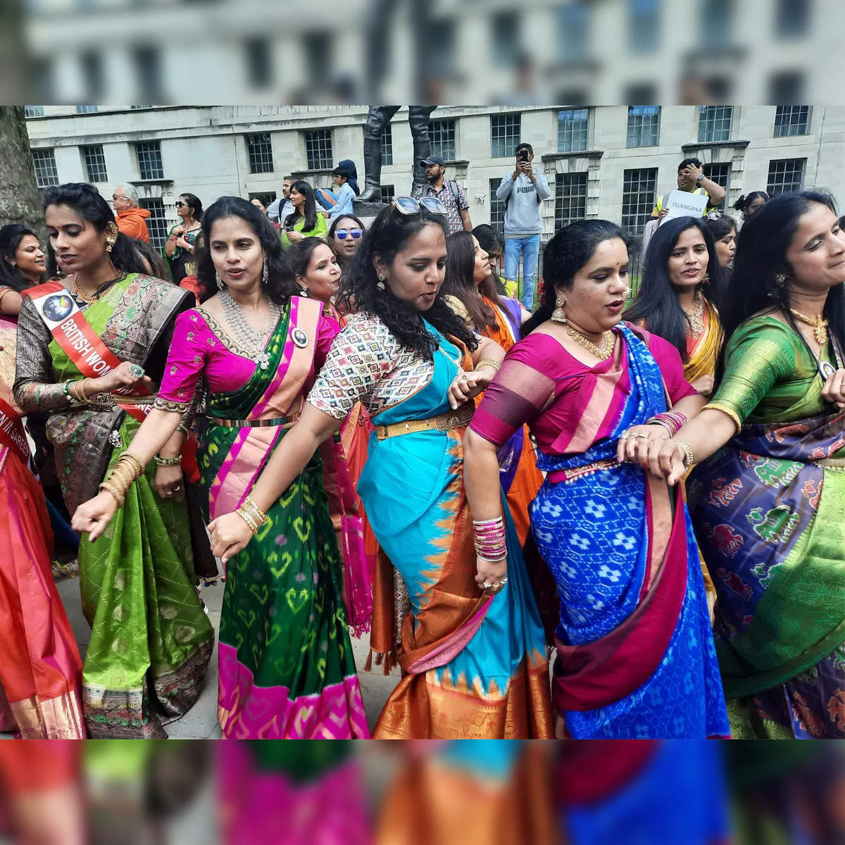 handloom day 2023: On National Handloom Day, 700 saree-clad PIO women dance  to 'Naatu Naatu' on London streets - The Economic Times