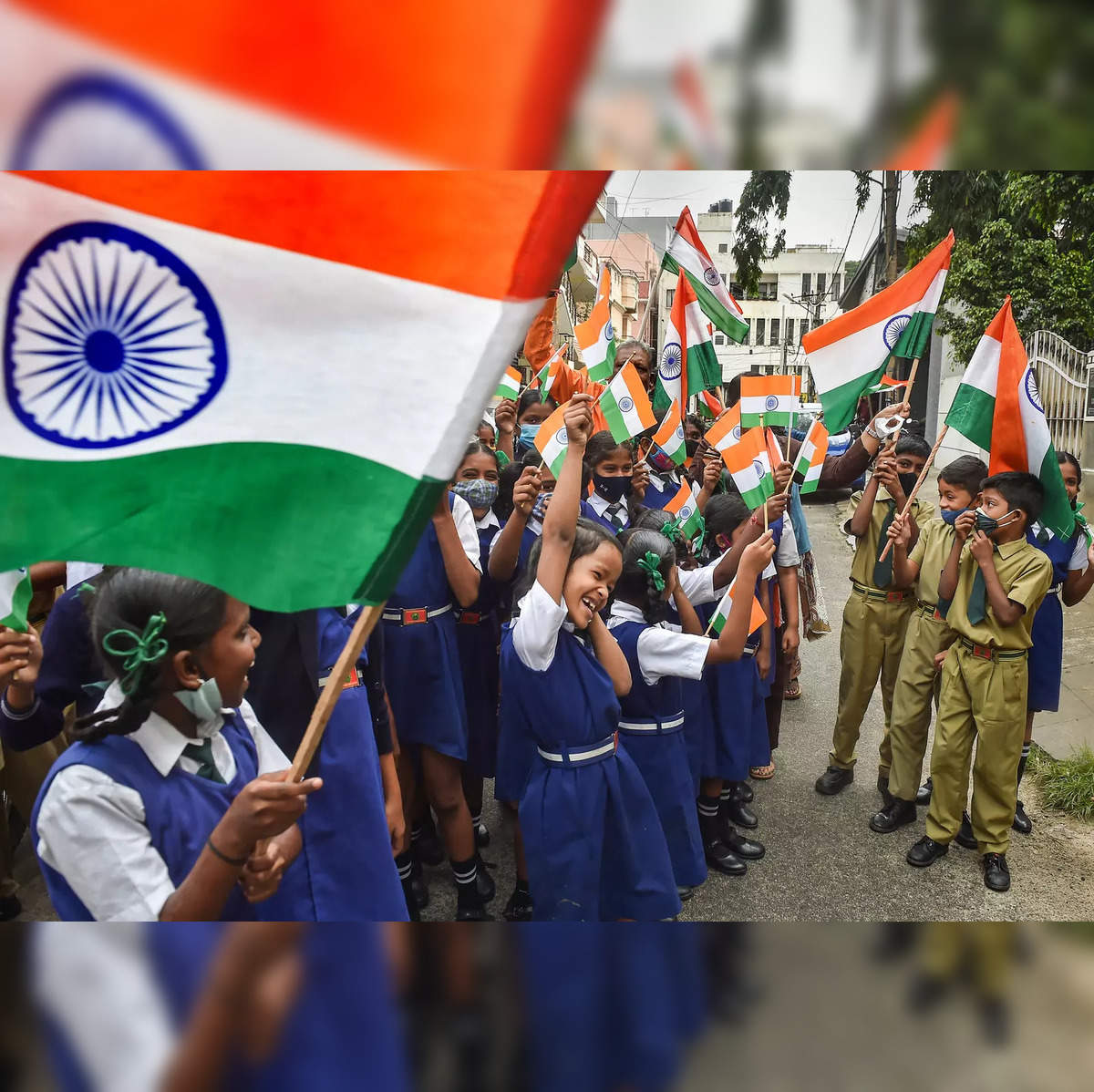 Priyanka Chopra trolled for disrespecting Indian flag, not wearing a sari  while doing it | Bollywood - Hindustan Times