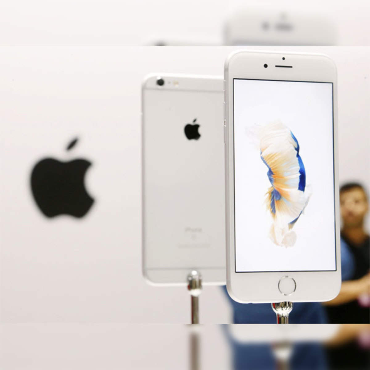 Apple kicks off iPhone 6s sales in India, demand remains lukewarm