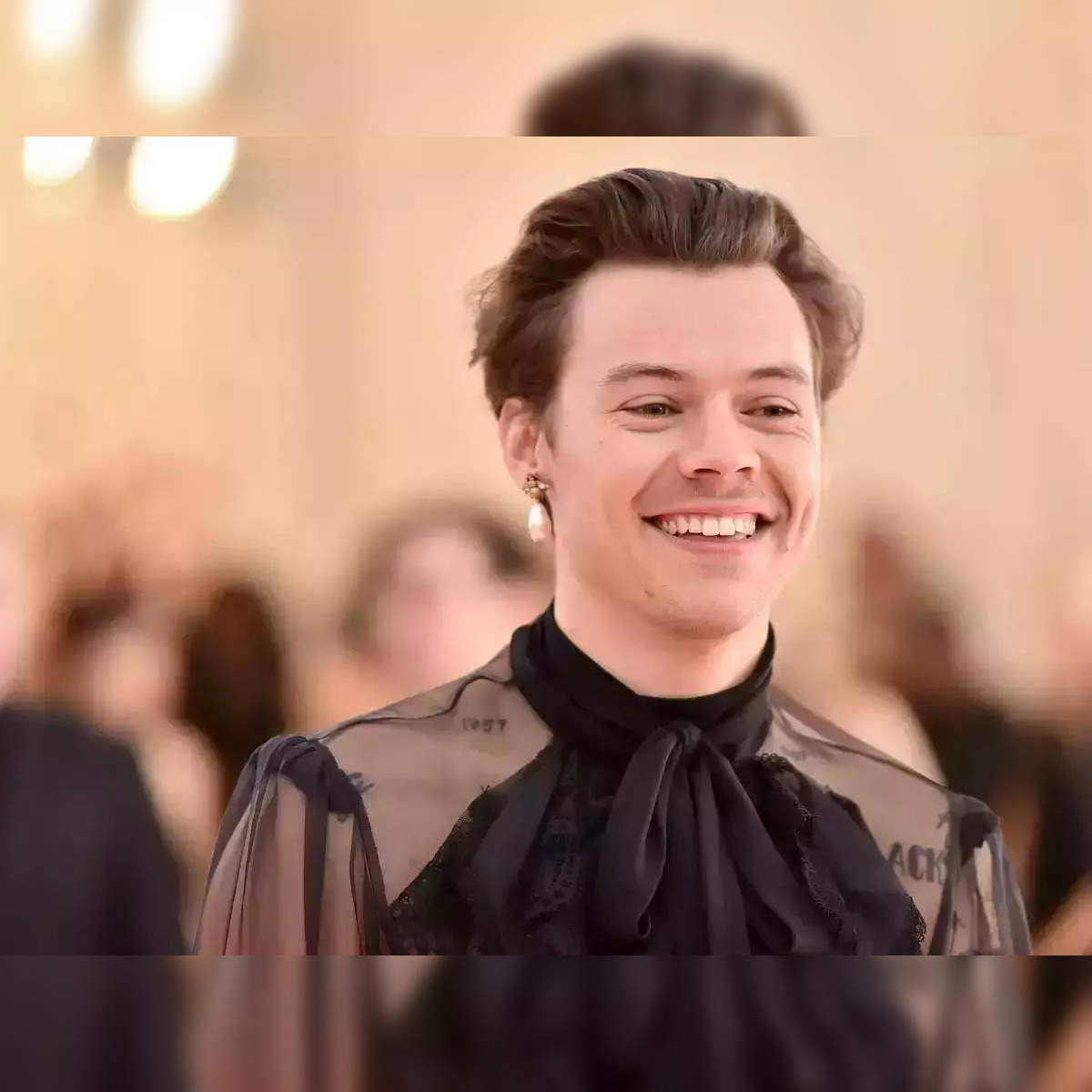 https://img.etimg.com/thumb/width-1200,height-1200,imgsize-24676,resizemode-75,msid-93932393/news/international/uk/harry-styles-extends-love-on-tour-know-the-dates-and-ticket-prices-here.jpg