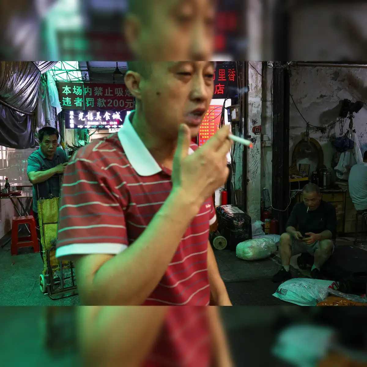 2,400,000,000,000: Chinese are smoking nearly half of world's total
