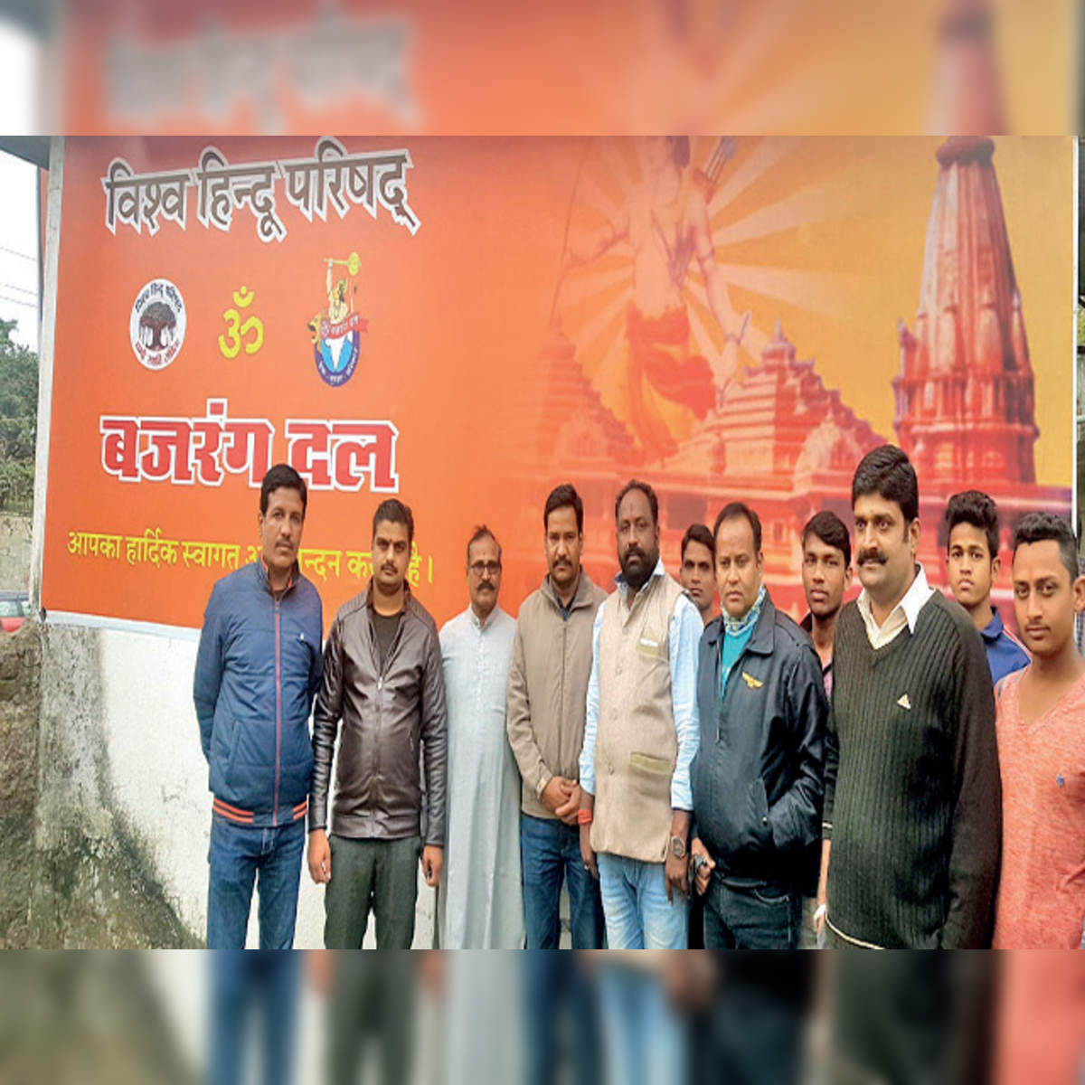 Varanasi News: धर्मांतरण के विरोध में हनुमान चालीसा, विहिप-बजरंग दल  कार्यकर्ताओं ने लोगों को किया जागरूक