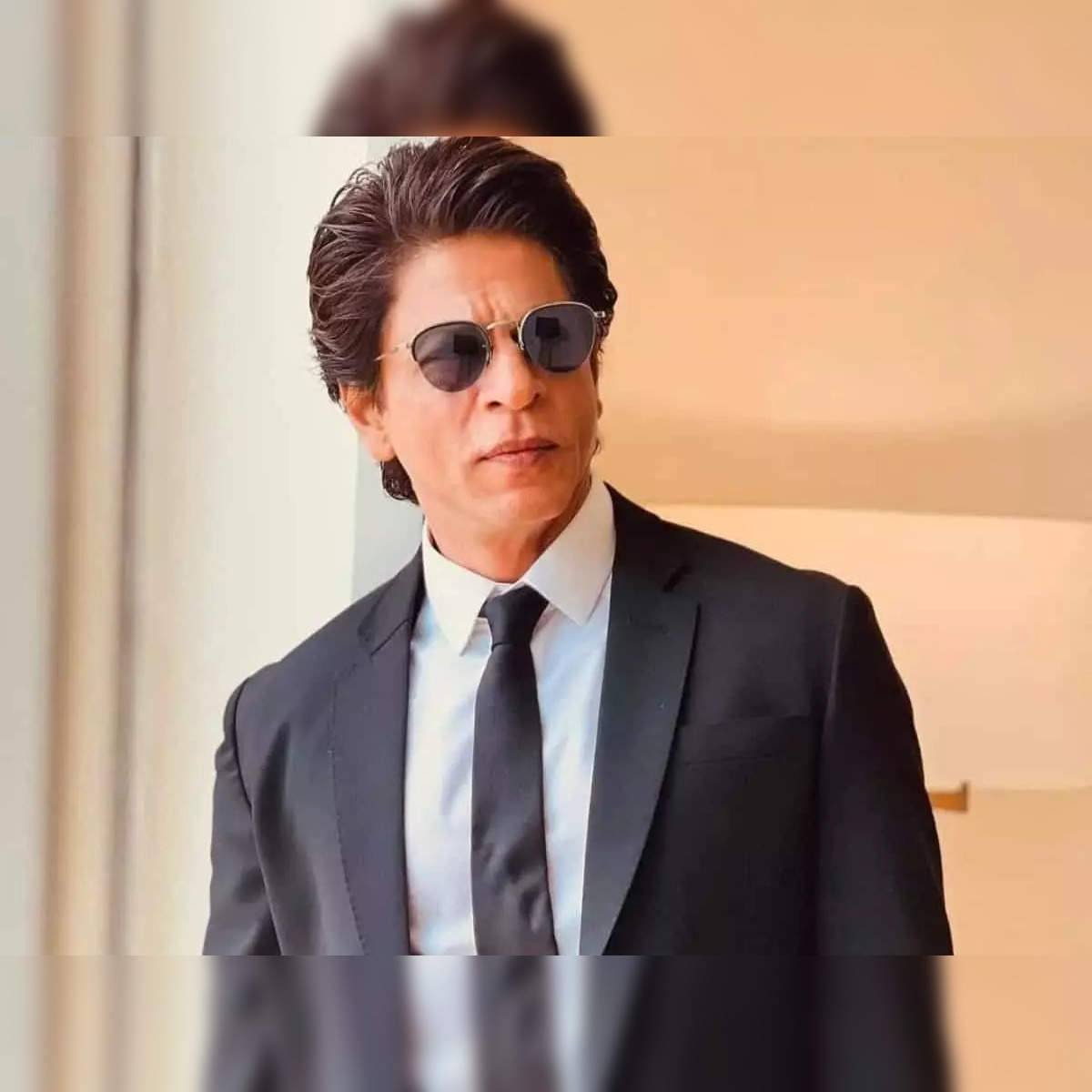 Shah Rukh Khan Greets His Fans Outside Mannat Days After Dunki Release  (WATCH)