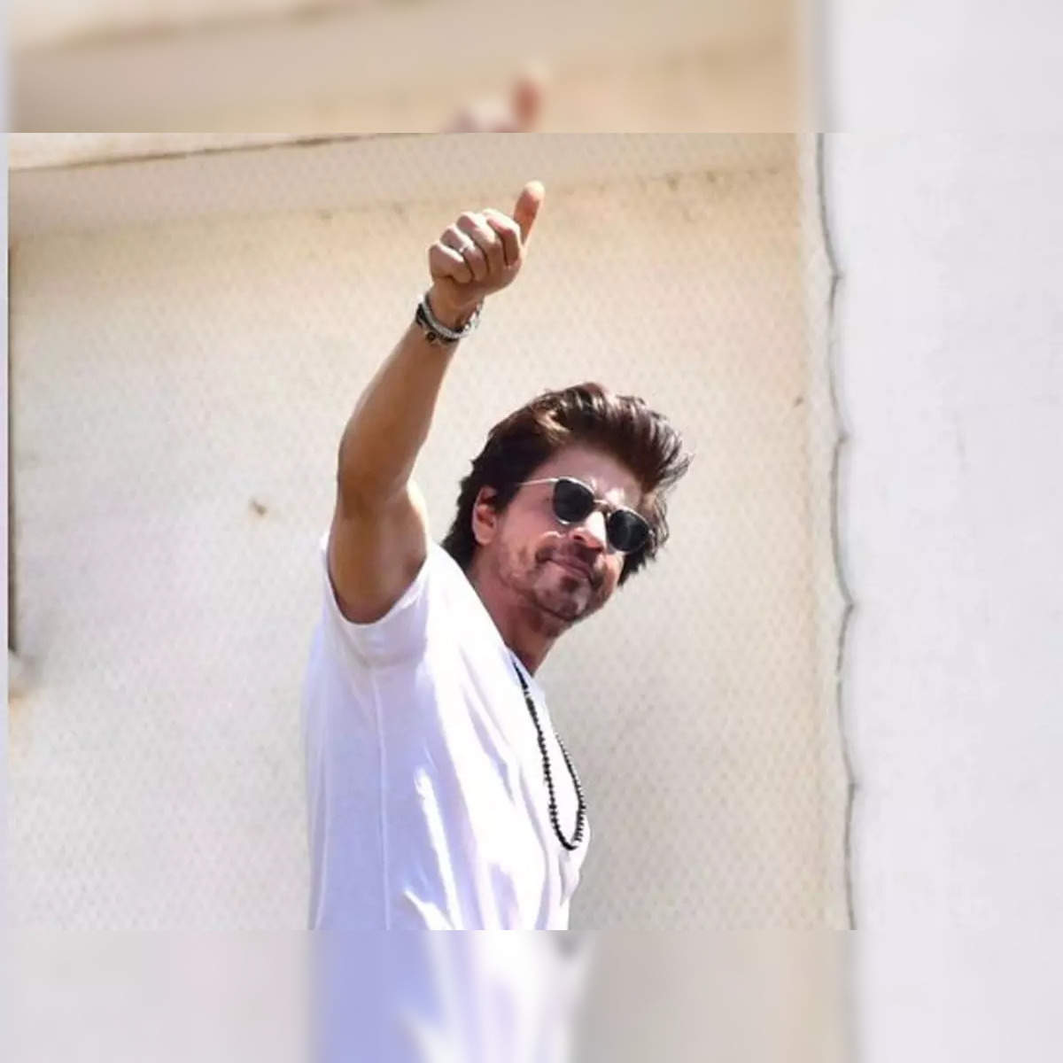 Happy Birthday Shah Rukh Khan: Actor greets fans with his signature pose  outside Mannat : Bollywood News - Bollywood Hungama