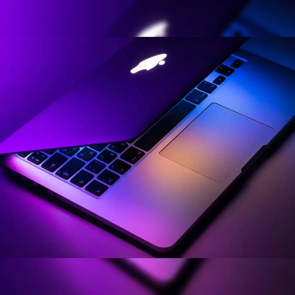 アップル、タッチスクリーン搭載MacBook Pro発表