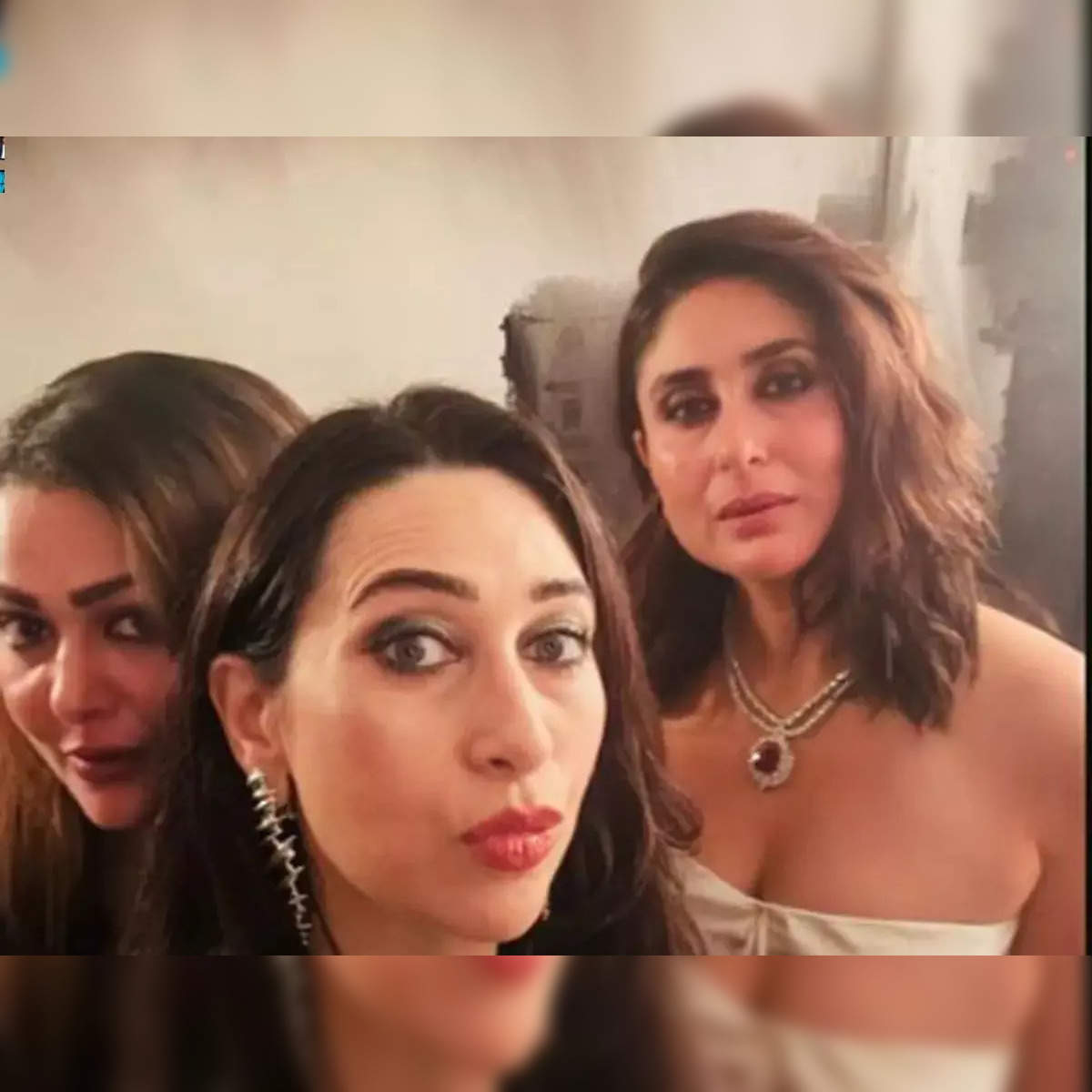 Xxxx Kareena Video Sex - shah rukh khan: Kareena Kapoor Khan wows in white at Shah Rukh Khan's b'day  bash; Karisma Kapoor 'dances the night away' - The Economic Times