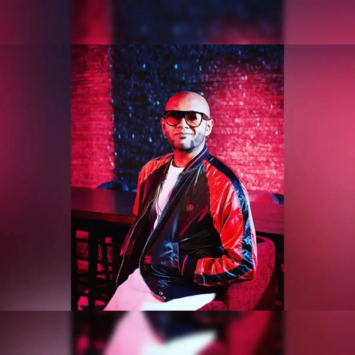 Benny Dayal Injury: Singer Benny Dayal gets hit by drone mid-concert,  issues update about his injuries - The Economic Times