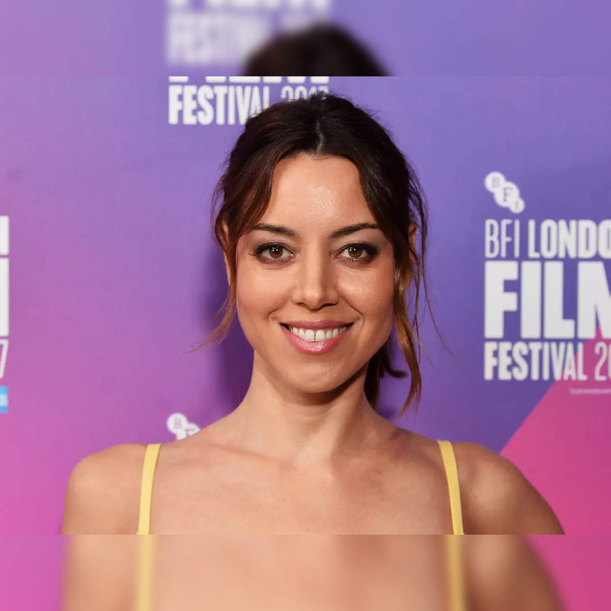 aubrey plaza attends the premiere of 'the white lotus' season 2 in
