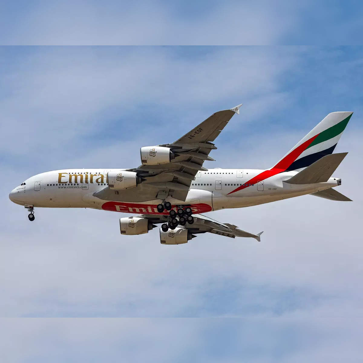 Emirates jumbo jet hi-res stock photography and images - Alamy