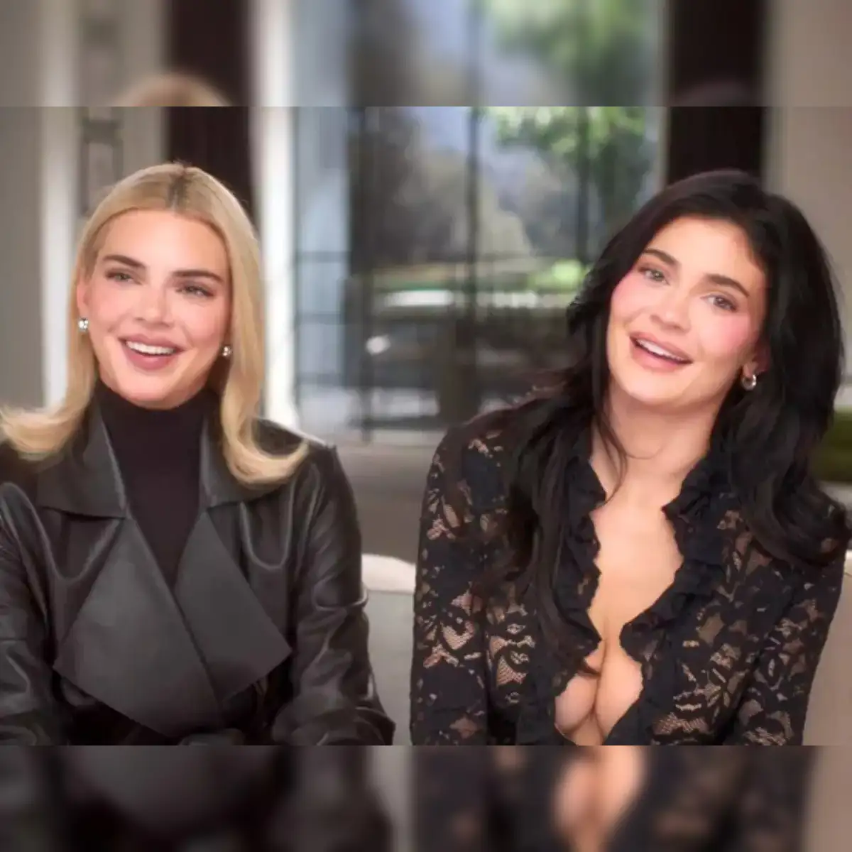 Kylie & Kendall Jenner サイン￼！Kardashians Are Kylie and Kendall Jenner plotting their own show beyind 'The