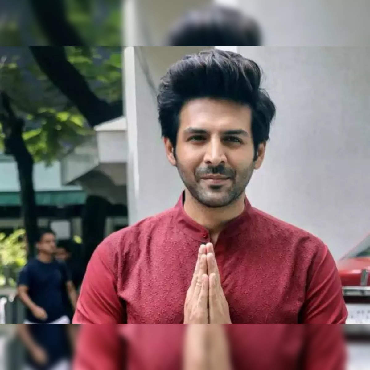 Kartik Aaryan Workouts Next To 'Dadi' In The Gym